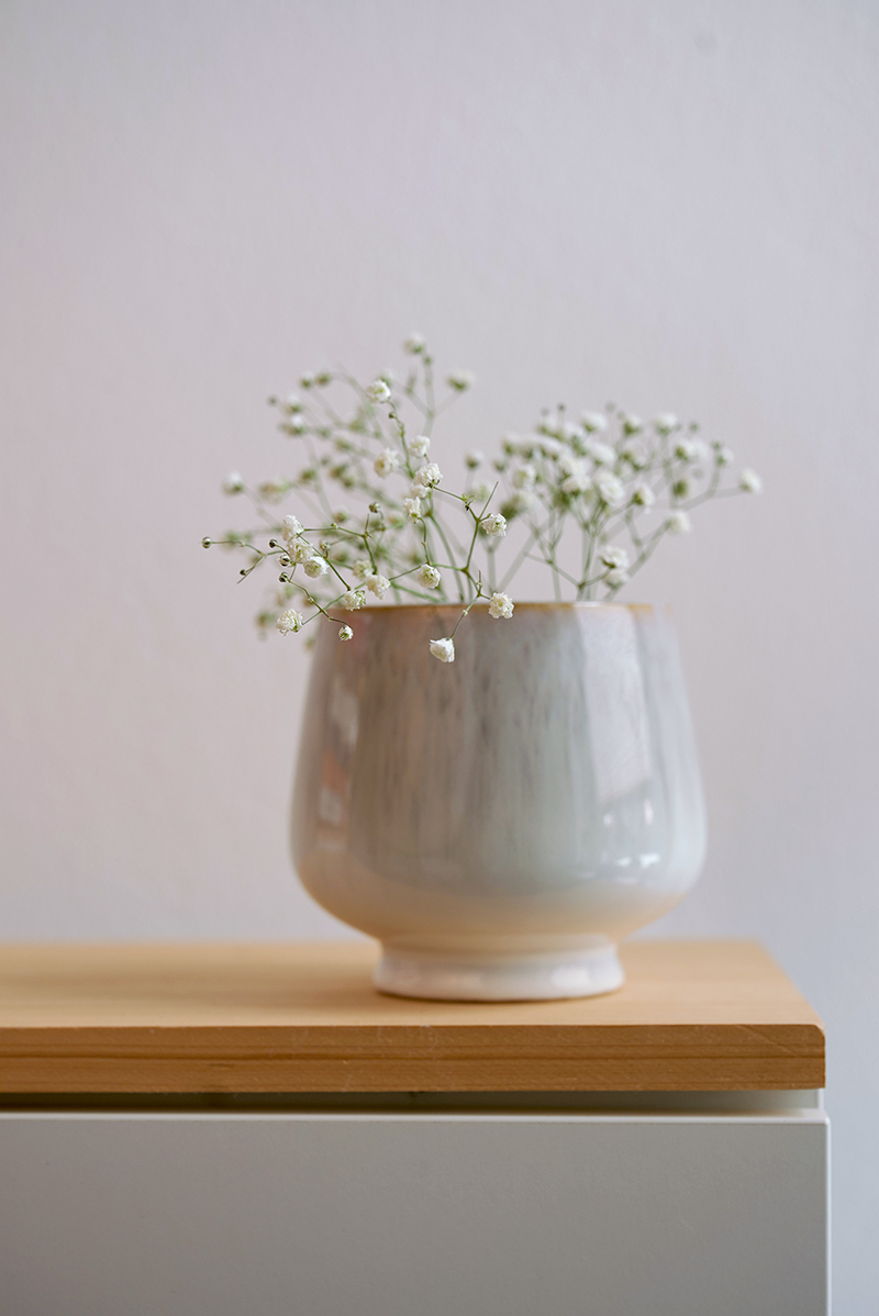 small vase with baby's breath